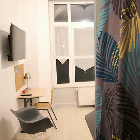 Clair Et Spacieux Proche Parcs Apartamento *